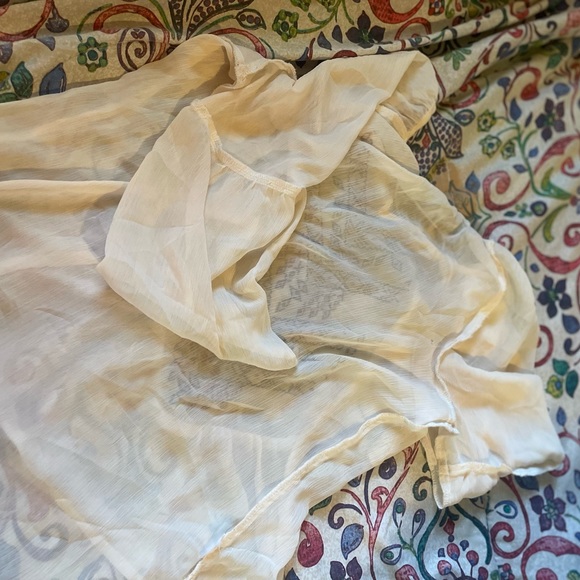 woman’s sheer blouse - Picture 2 of 2